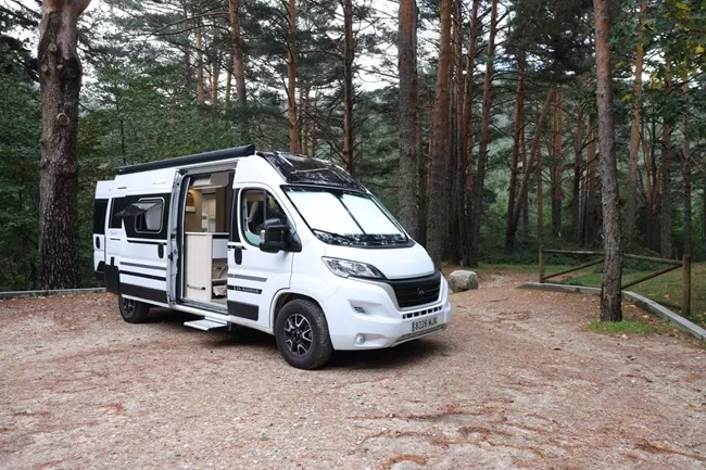 Furgoneta camper de alquiler Adria Twin Family Plus 600 SPB - Imagen 2